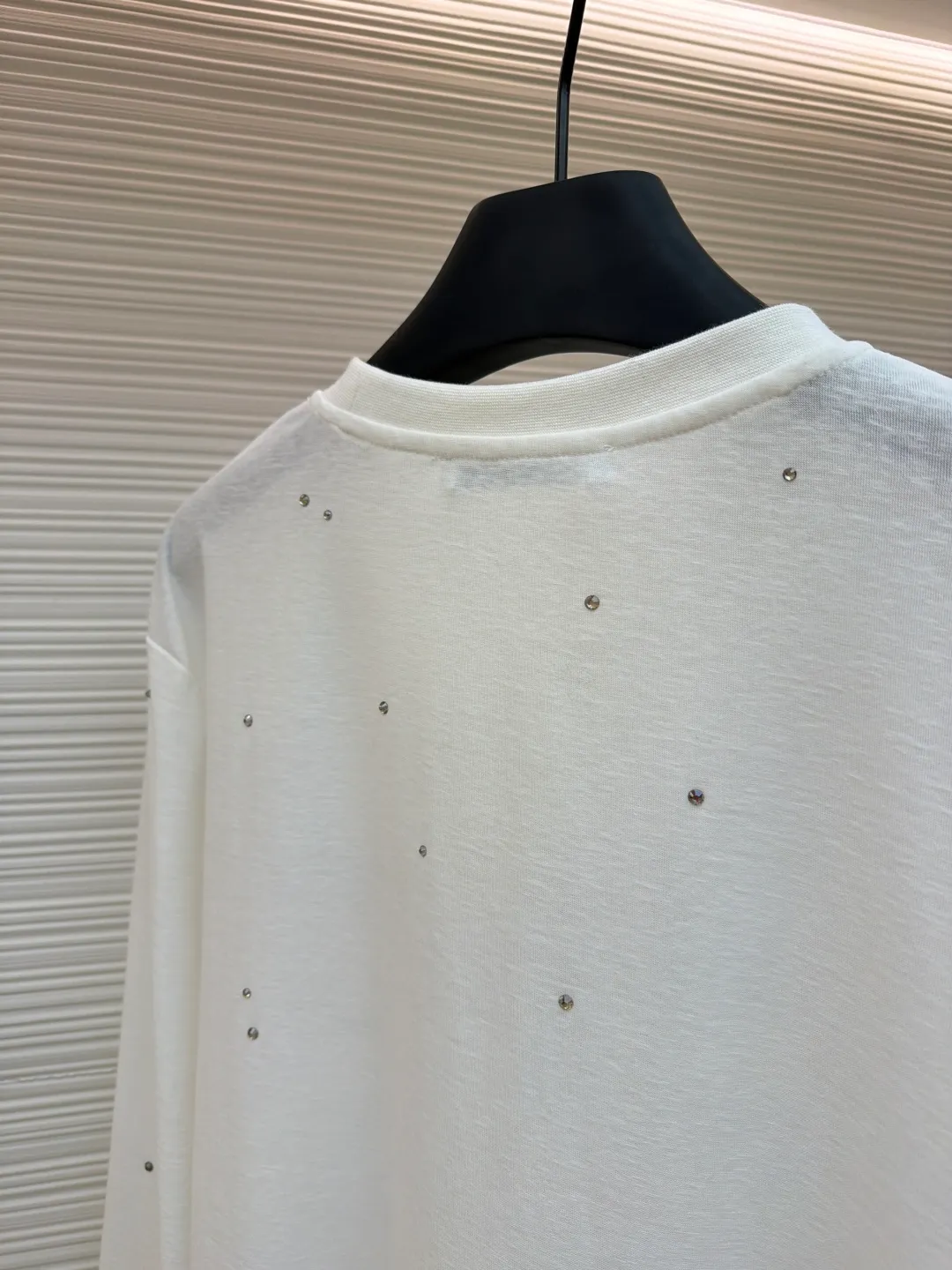 Acne Studios laser hot rhinestone long sleeves ●Original version: Purchased and developed by 3829 ●Item number: 1682157-A15 ●Fabric: linen fabric ●Technology: Printed heat transfer ●Color: white ●Type: loose version ●Weight: about 215 grams ●Size: S-M-L ●Description: The original version was purchased from Hangzhou National Specialty School for 4700. The fabric is made of 85% cotton + 15% linen. Printed heat transfer technology + imported laser material. It is paired with positioning hot-drilling technology. Customized accessories. Same style for men and women. Full of street feel. The workmanship details are very good. The overall wiring is straight and delicate, the fabric is comfortable and soft, and the color is consistent without color difference. It can be matched with the same style to create a fashionable look and control various occasions. Customized accessories, complete with three standards, same style for men and women!